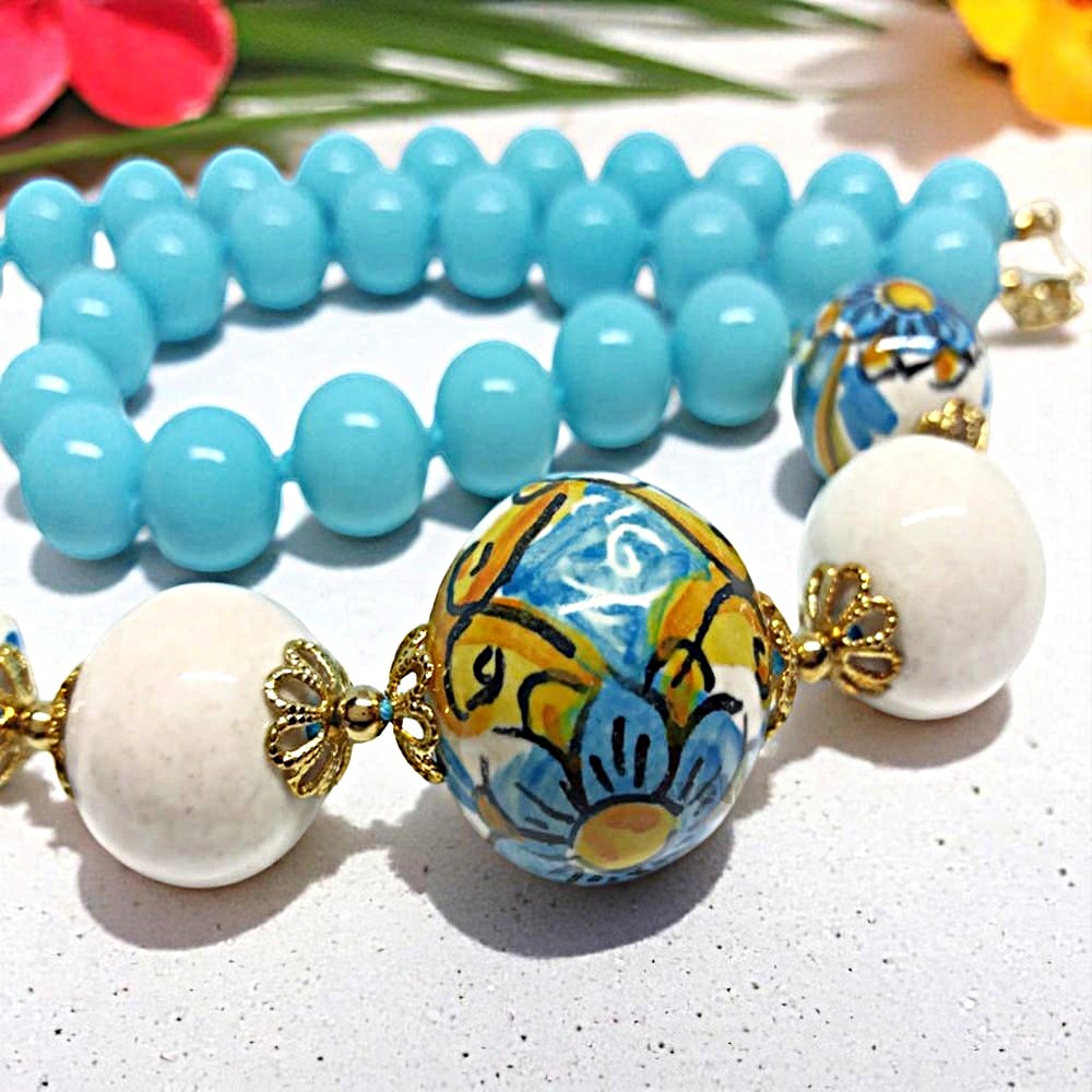 parure donna in pietre dure e sfere di ceramica su un tavolo