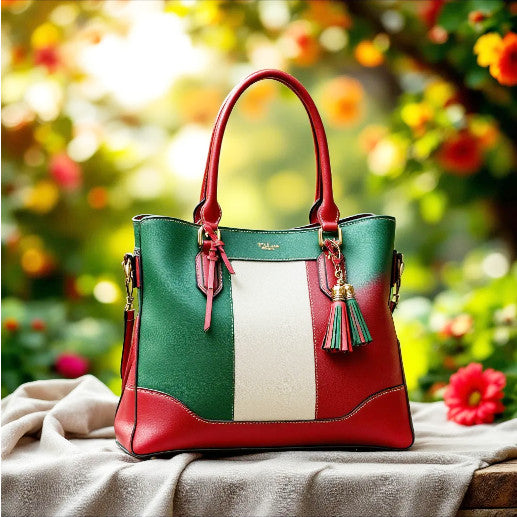 borsa in pelle con i colori della bandiera italiana su un tavolo