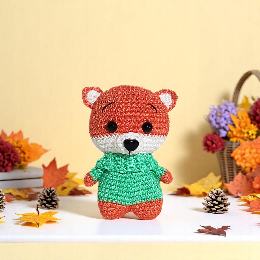 gnomo amigurumi colorato seduto su un tavolo