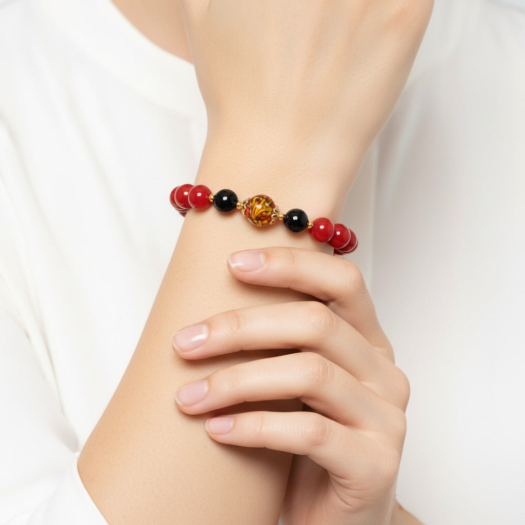 bracciale da donna in pietre dure e sfera in ceramica su un tavolo