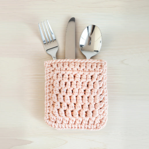 portaposate beige ad uncinetto con posate dentro