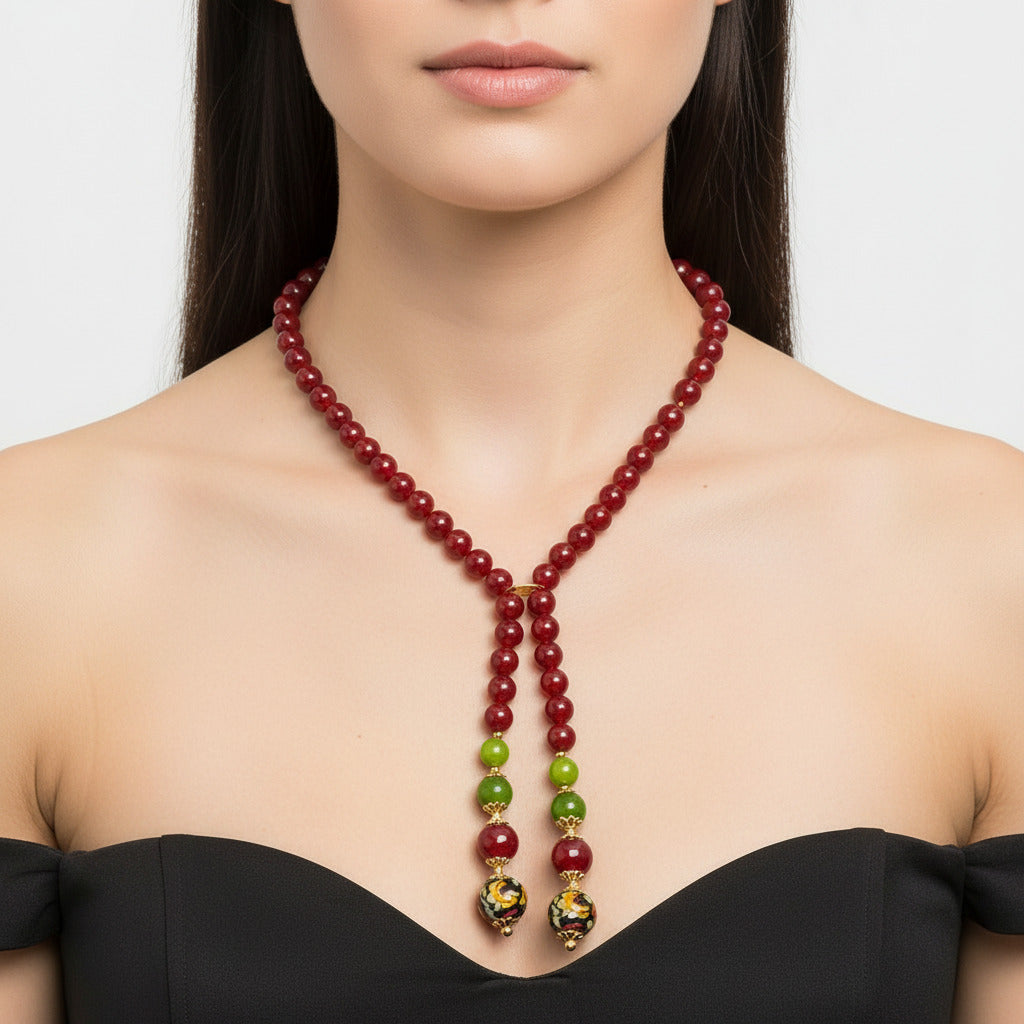 collana da donna in pietre dure con sfere in ceramica su un tavolo