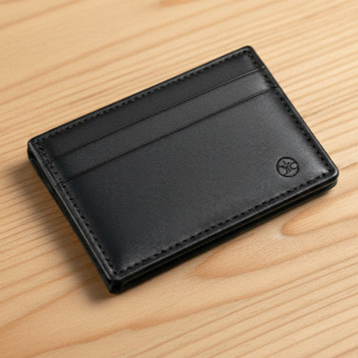 portafoglio nero da uomo in pelle su un tavolo