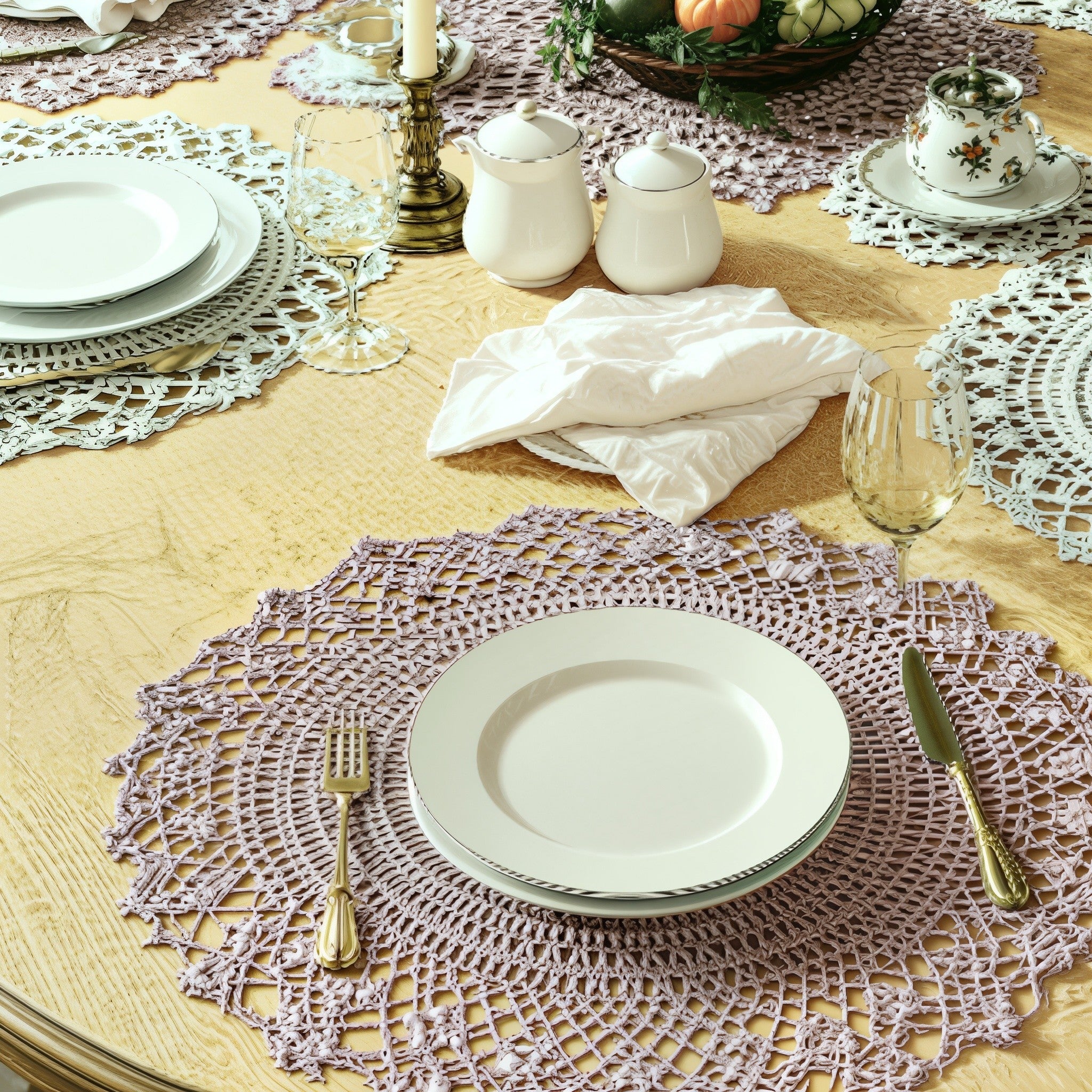 sottopiatti colorati ad uncinetto su una tavola imbandita