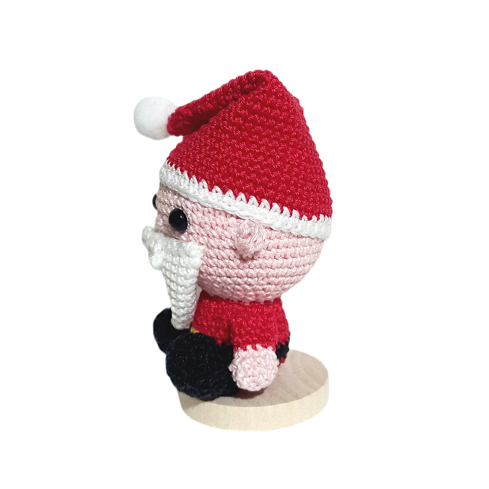 Amigurumi Babbo Natale rosso seduto ad uncinetto 8x12 cm