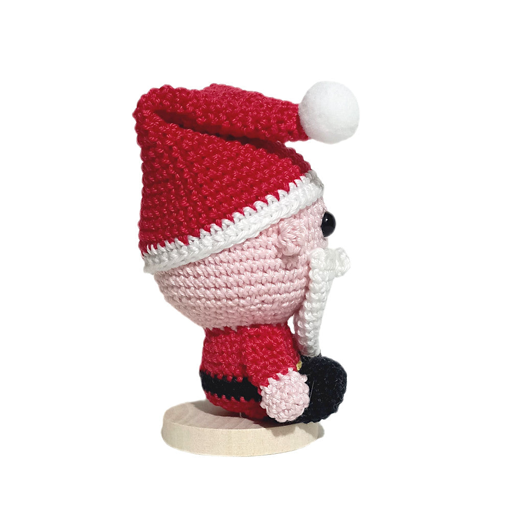 Amigurumi Babbo Natale rosso seduto ad uncinetto 8x12 cm