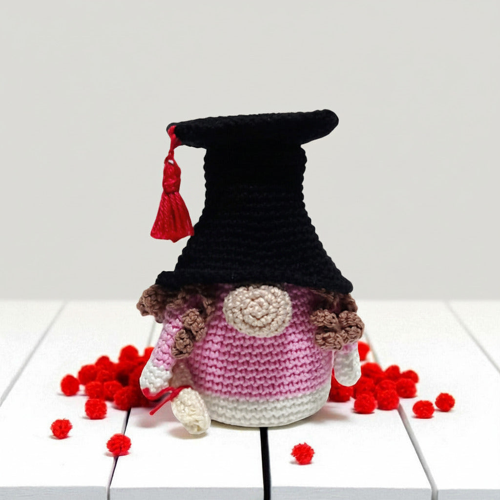 Amigurumi Gnometta Laureata rosa con tocco ad uncinetto 11 cm