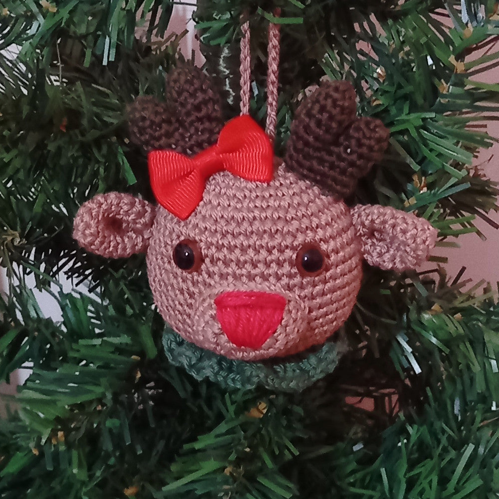 Amigurumi pallina di Natale a forma di renna ad uncinetto 12x11 cm