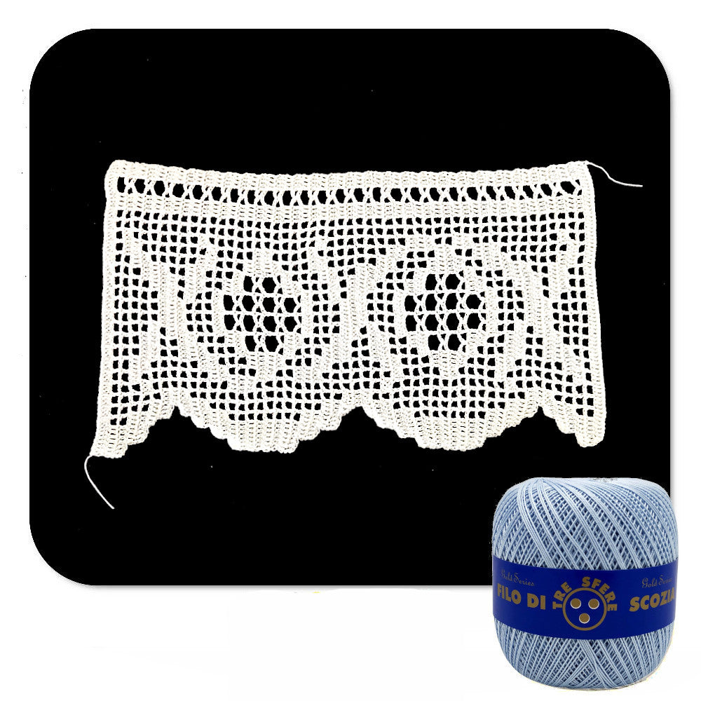 Bordo filet celeste con disegno ad uncinetto 14 cm x 50 cm