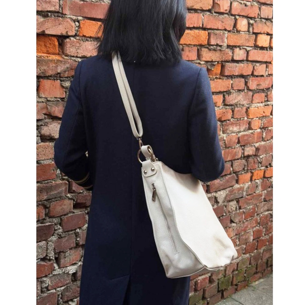 borsa donna tortora a spalla con tracolla in pelle su modella