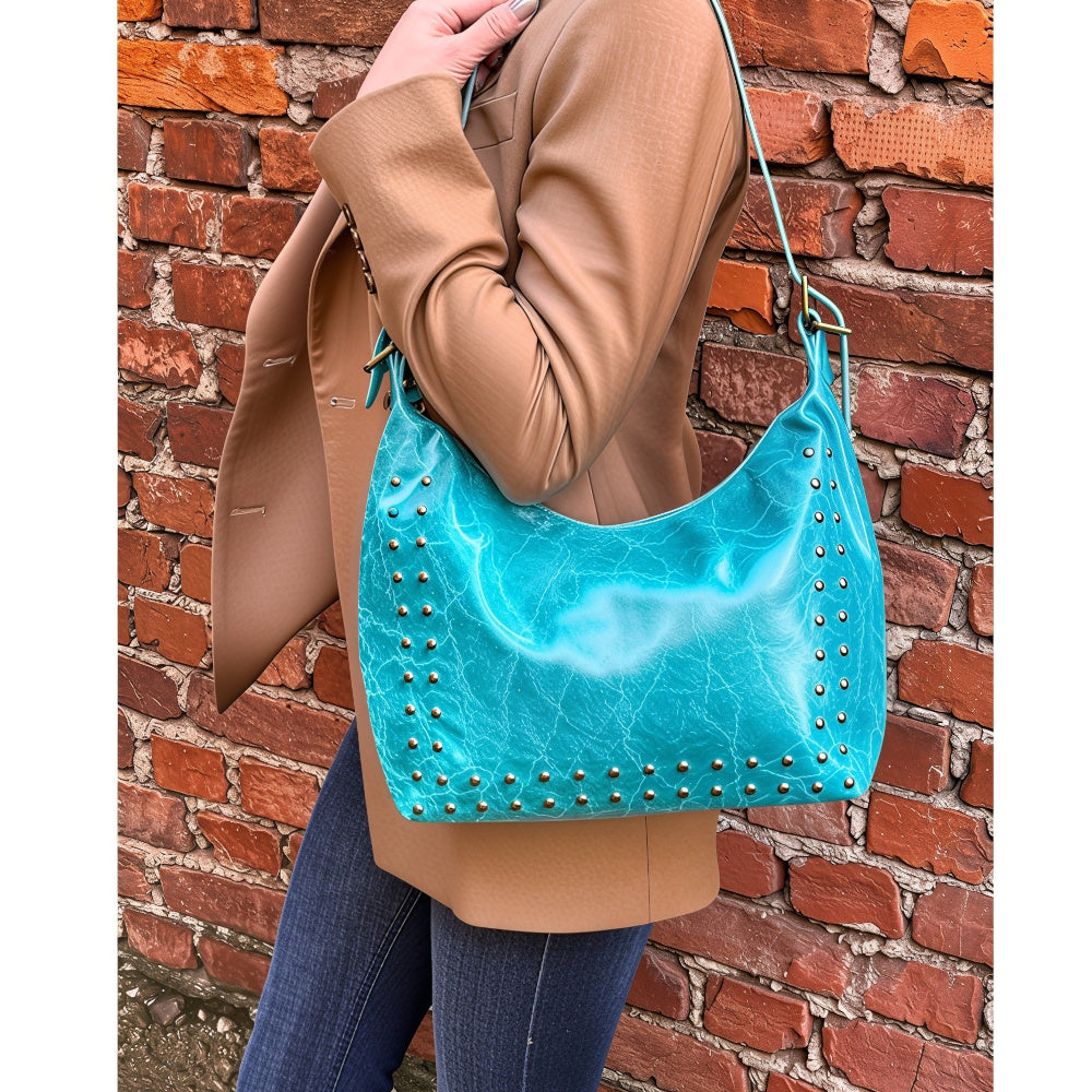 Borsa donna turchese in pelle a spalla con tracolla su modella