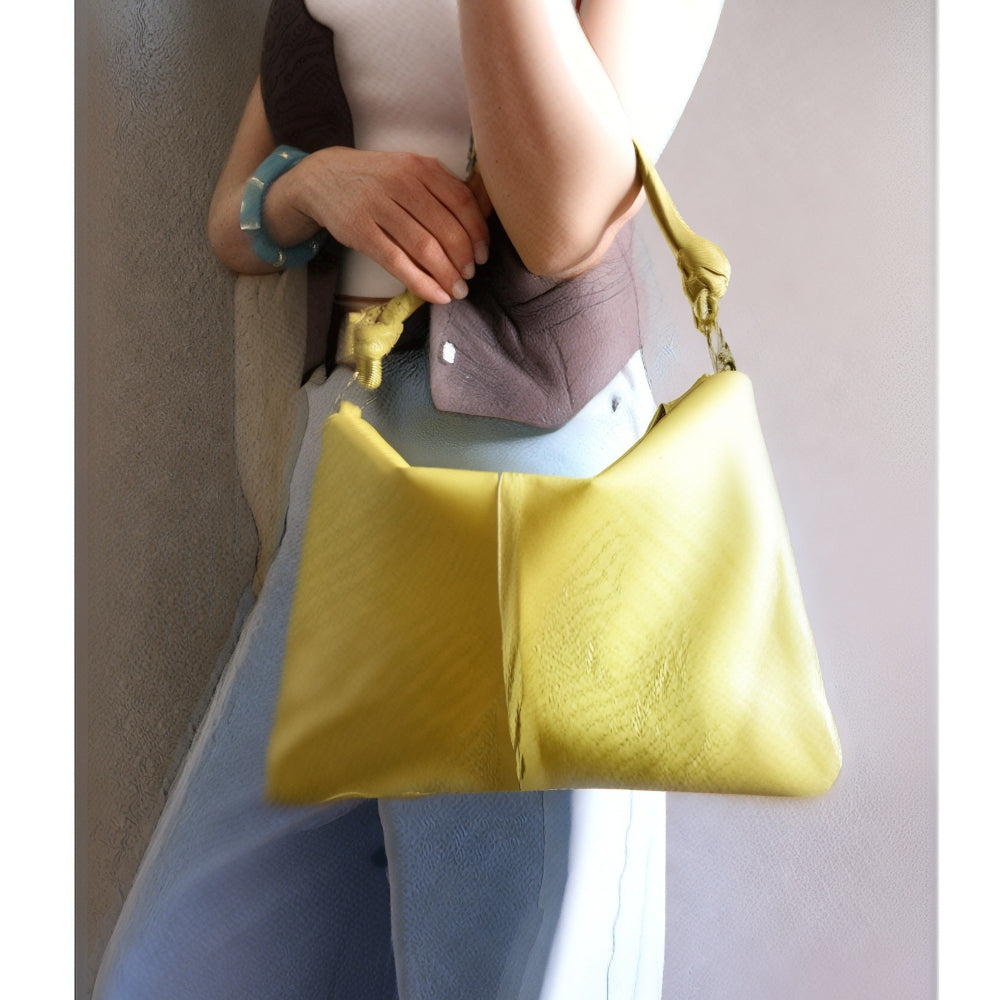 Modella con borsa da donna a spalla in vera pelle 37x27 cm - Lunaria