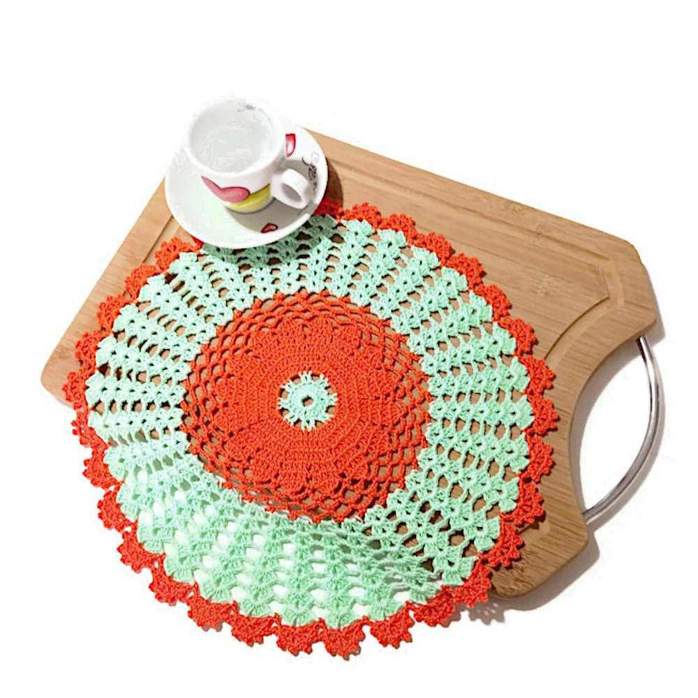 Centrino arancione e verde chiaro rotondo ad uncinetto 29 cm