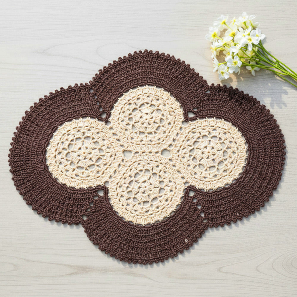 Centrino beige e marrone ovale ad uncinetto 48x37 cm