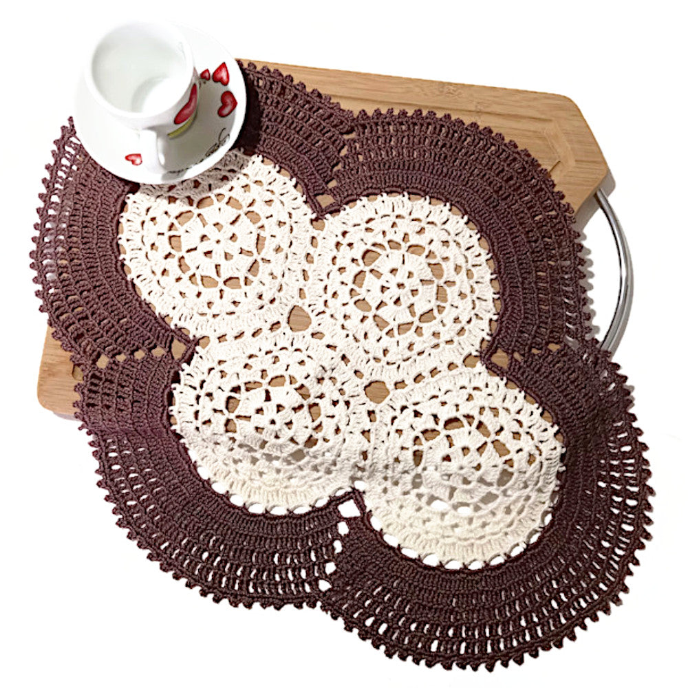 Centrino beige e marrone ovale ad uncinetto 48x37 cm
