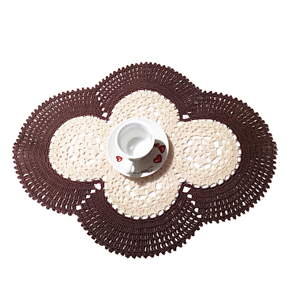 Centrino beige e marrone ovale ad uncinetto 48x37 cm