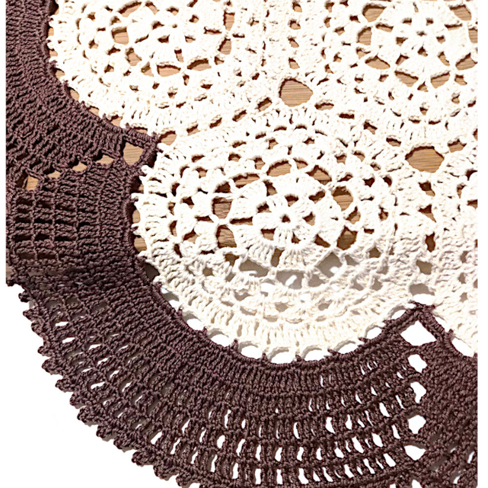 Centrino beige e marrone ovale ad uncinetto 48x37 cm