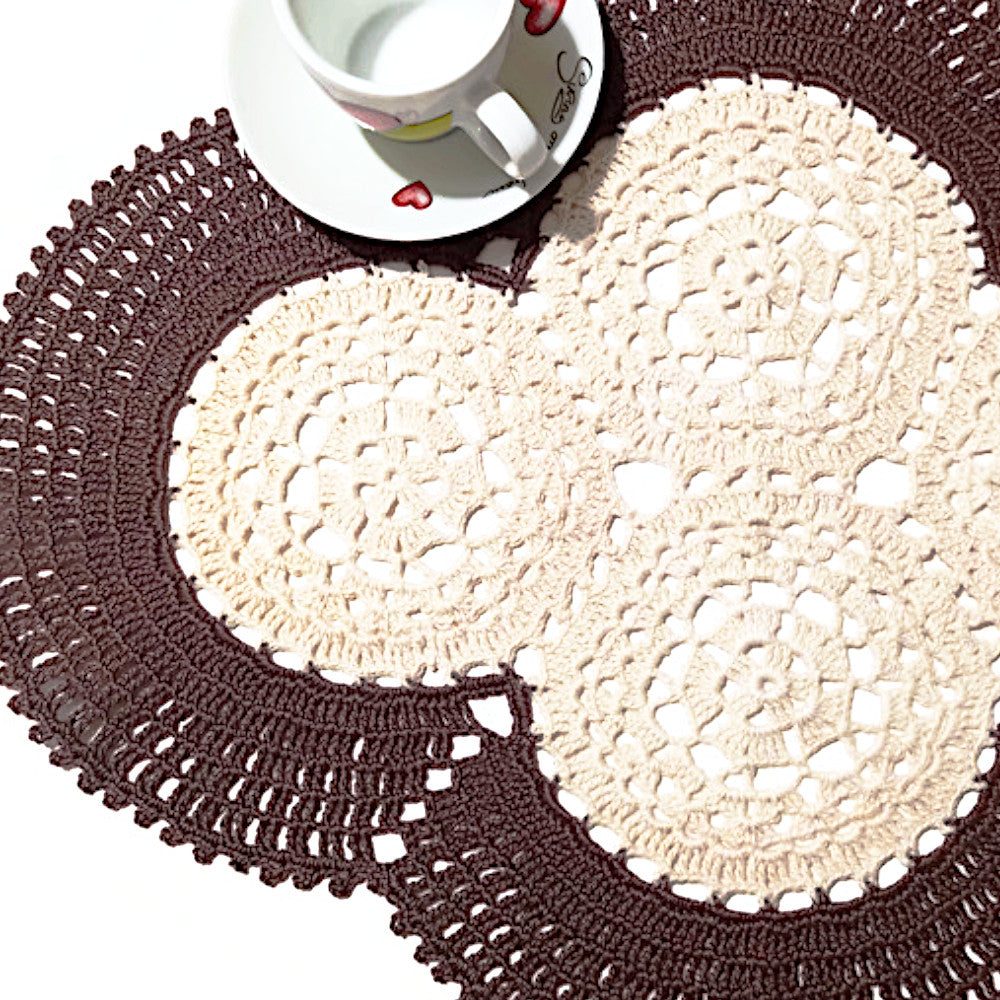 Centrino beige e marrone ovale ad uncinetto 48x37 cm