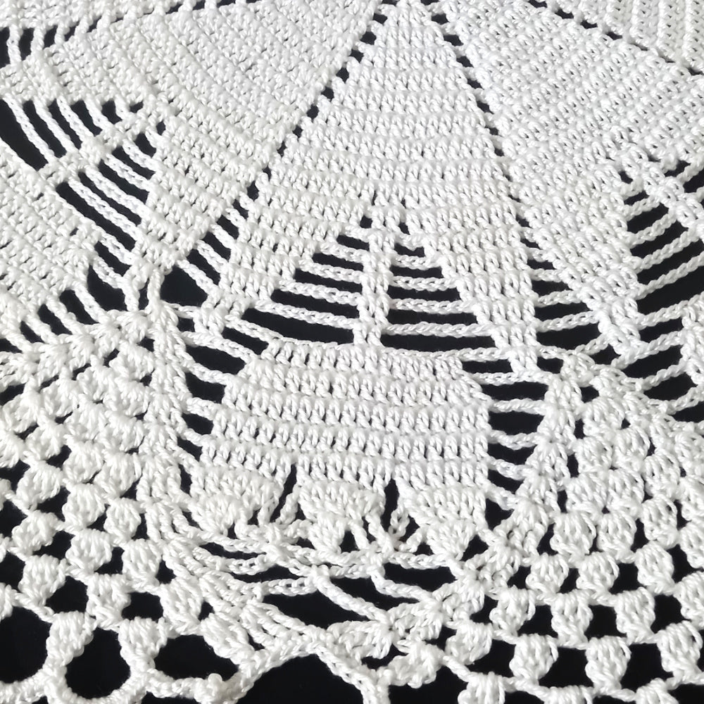 Centrino bianco con tulipani ad uncinetto 40 cm