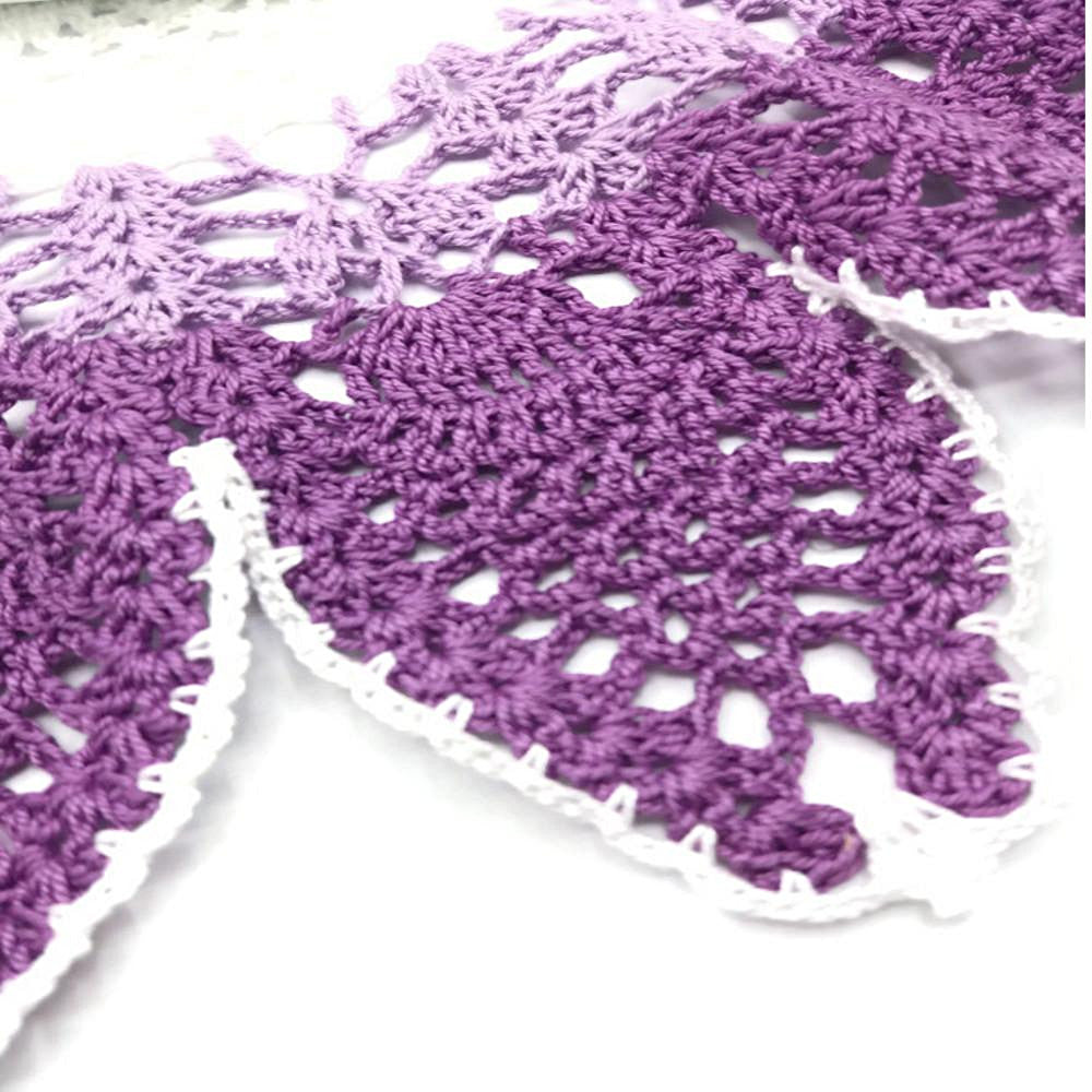 Centrino bianco lilla e viola rotondo ad uncinetto 45 cm