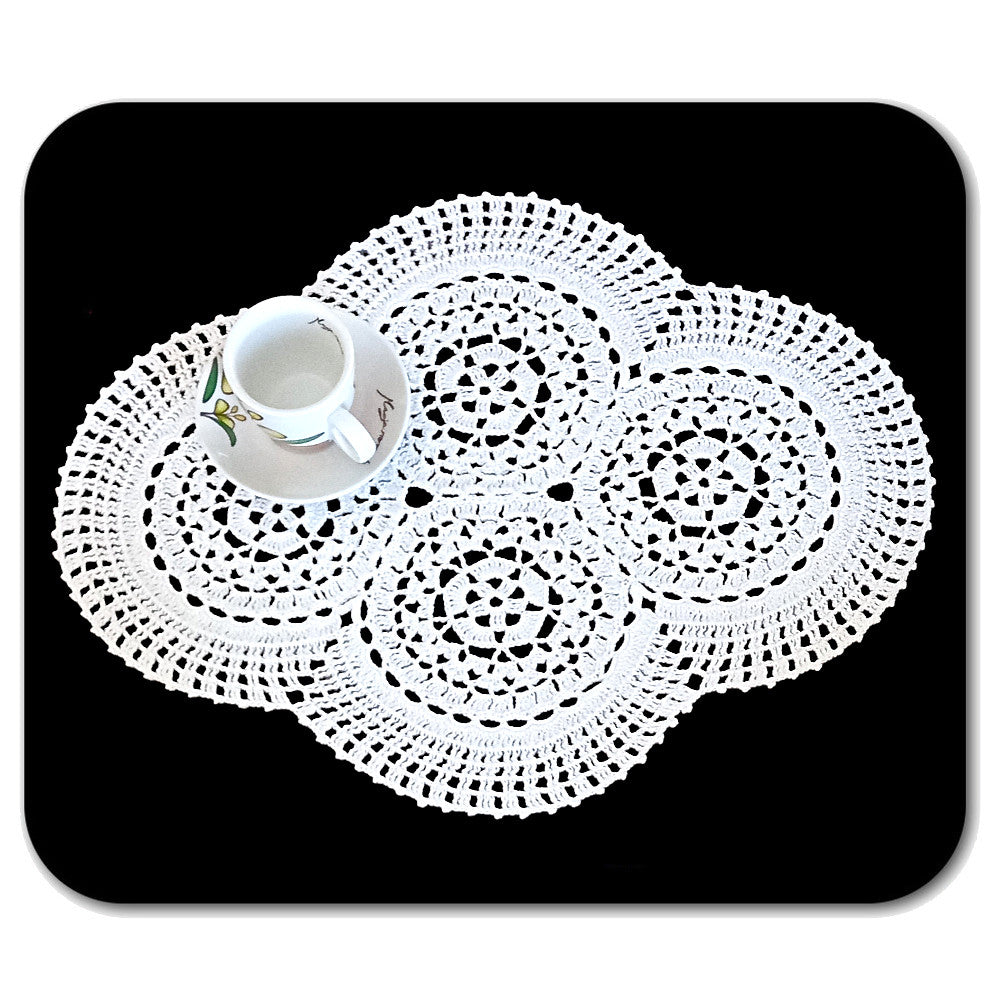 Centrino bianco ovale ad uncinetto in cotone 48x37 cm