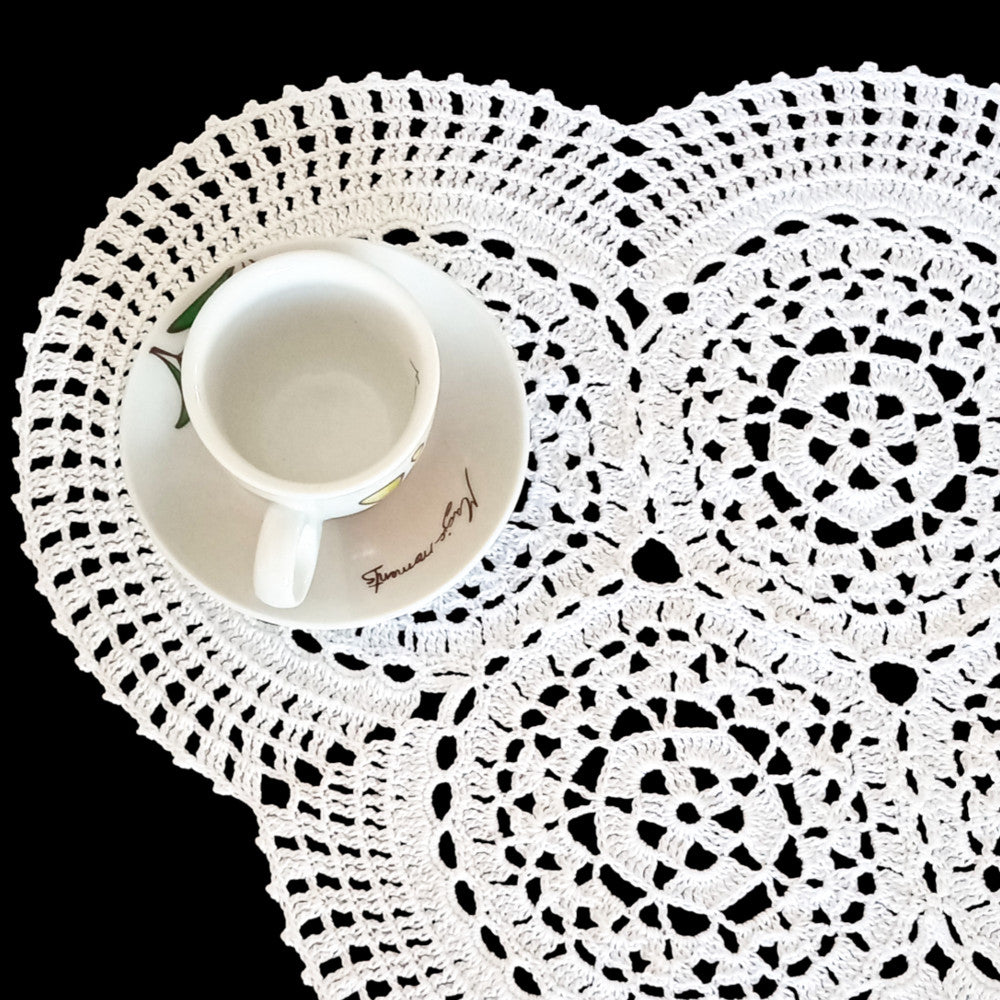 Centrino bianco ovale ad uncinetto in cotone 48x37 cm