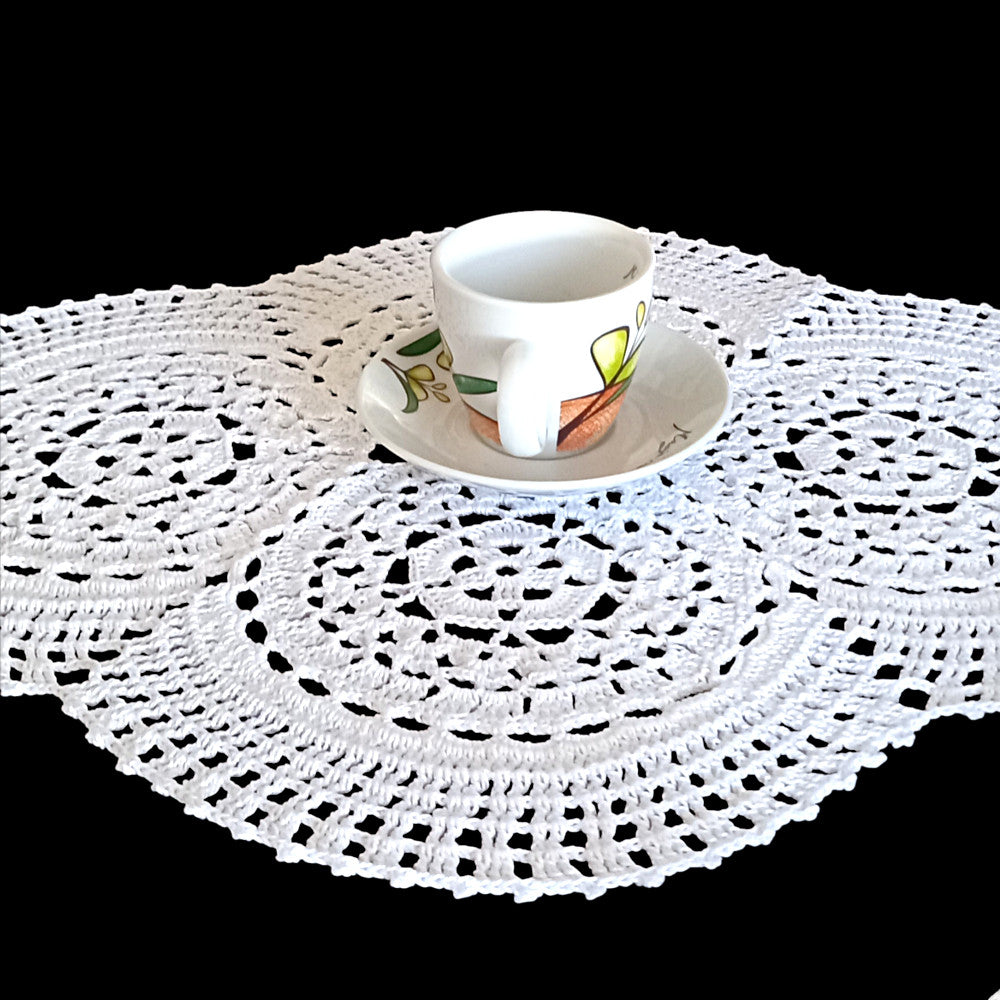 Centrino bianco ovale ad uncinetto in cotone 48x37 cm