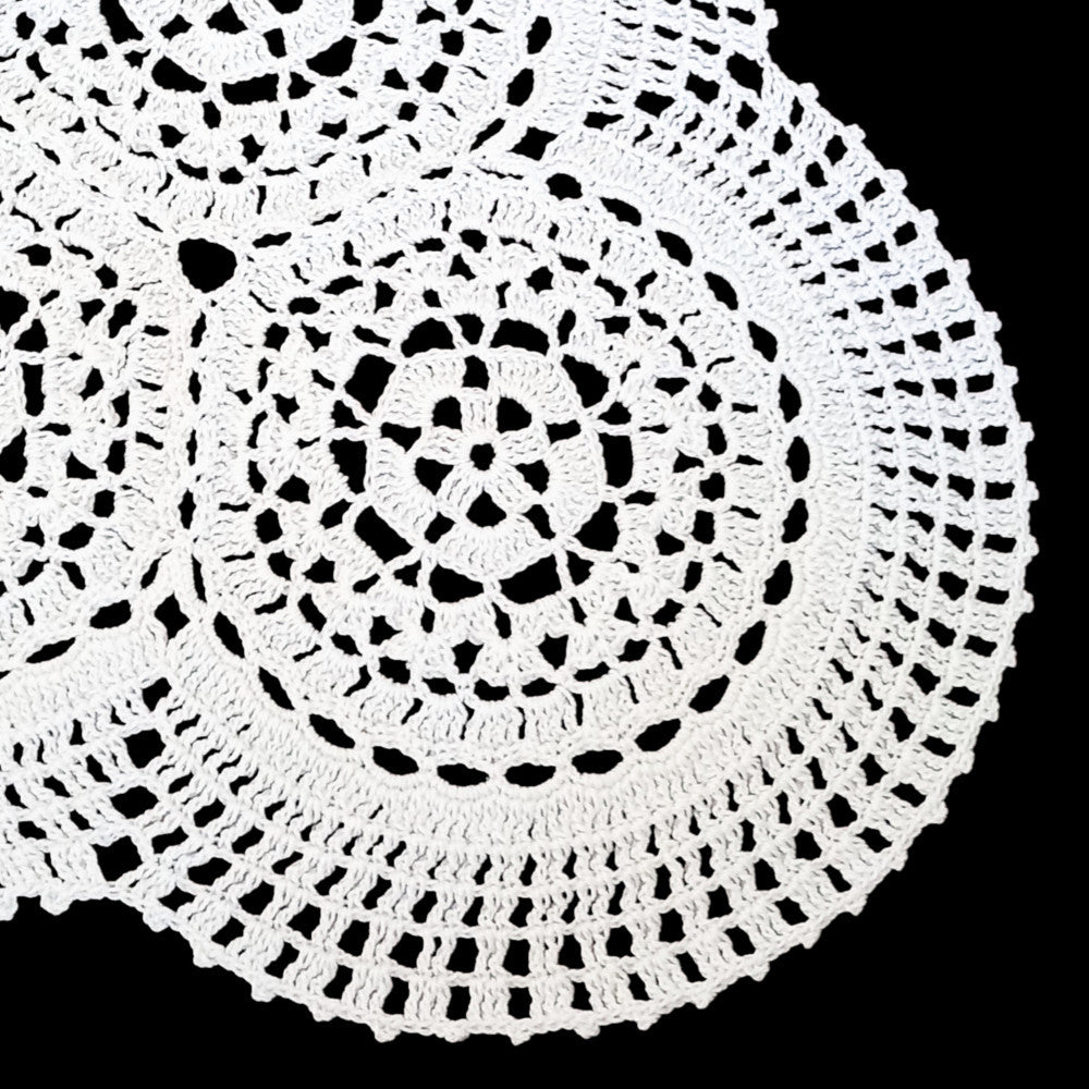 Centrino bianco ovale ad uncinetto in cotone 48x37 cm