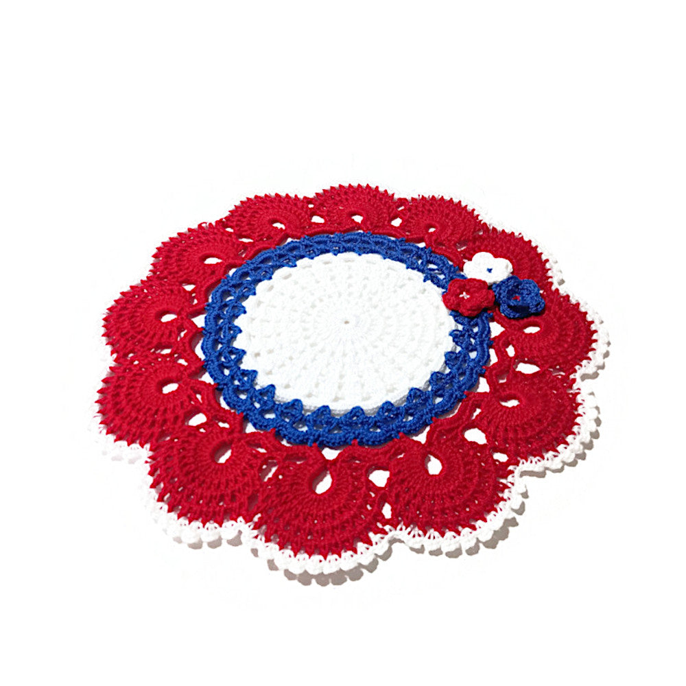Centrino bianco rosso e blu con fiori ad uncinetto 22 cm