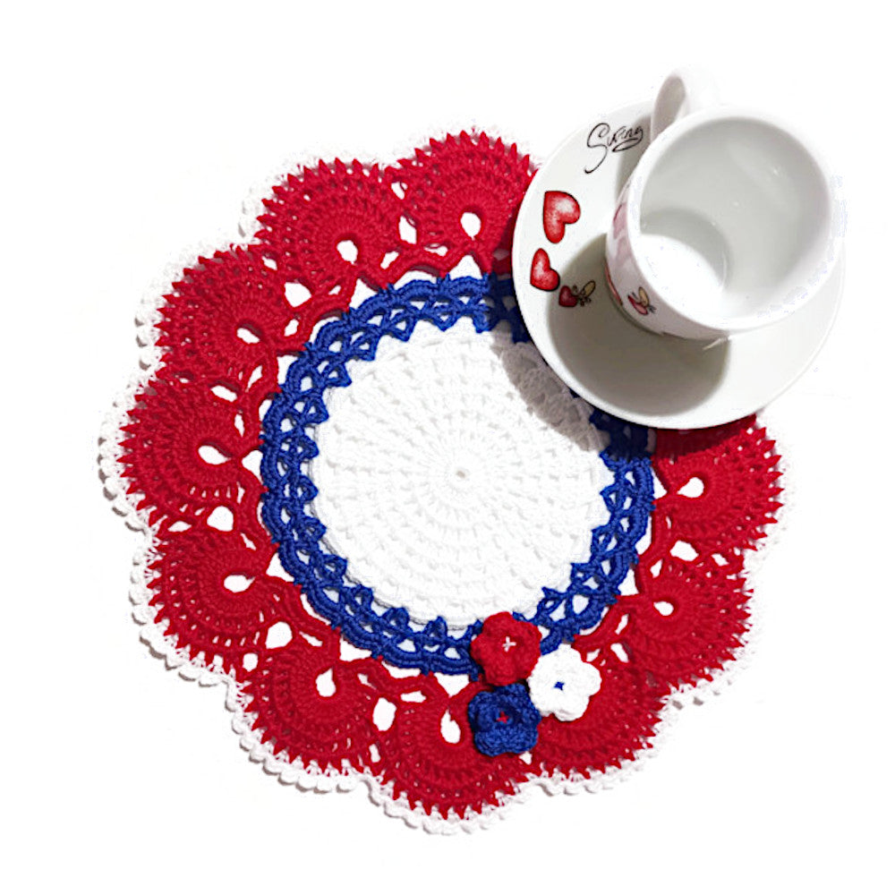 Centrino bianco rosso e blu con fiori ad uncinetto 22 cm