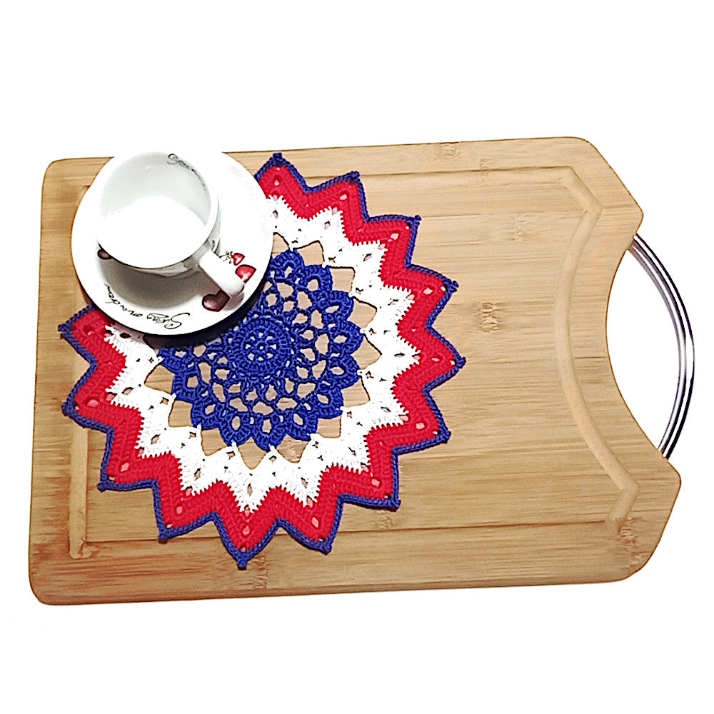 Centrino bianco rosso e blu rotondo ad uncinetto 21 cm