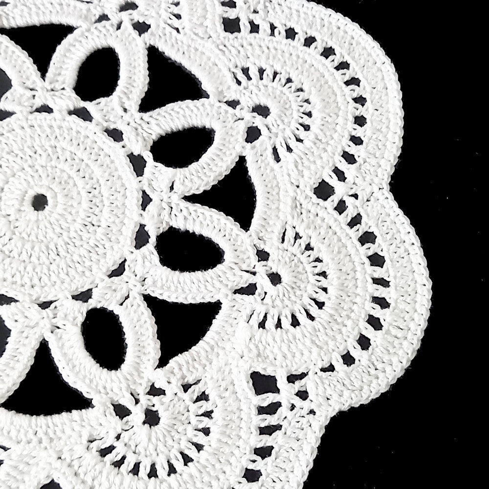 Centrino bianco rotondo ad uncinetto 22 cm