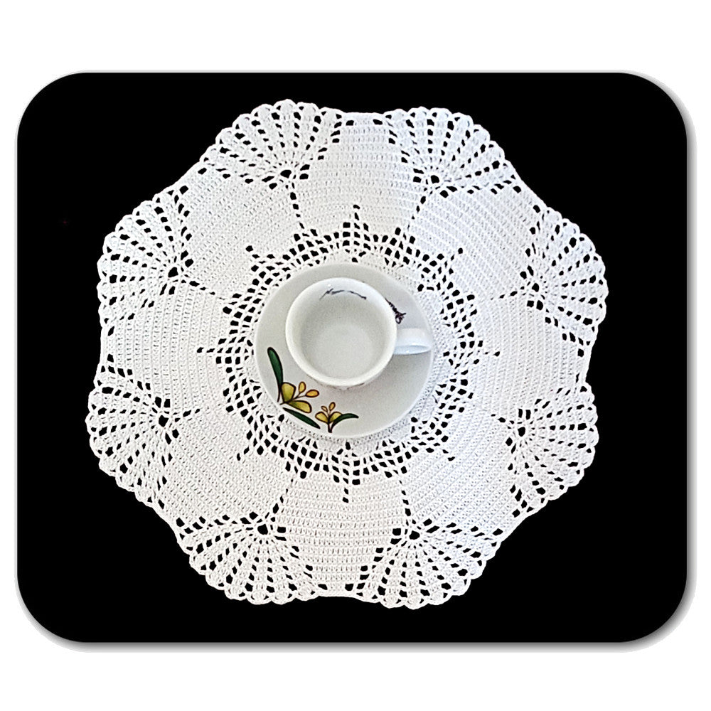 Centrino bianco rotondo con cuori ad uncinetto 34 cm