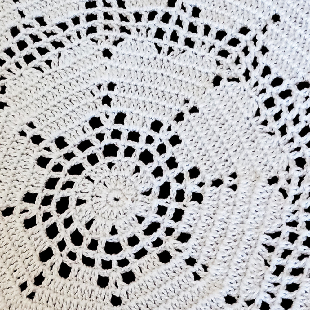 Centrino bianco rotondo con cuori ad uncinetto 34 cm