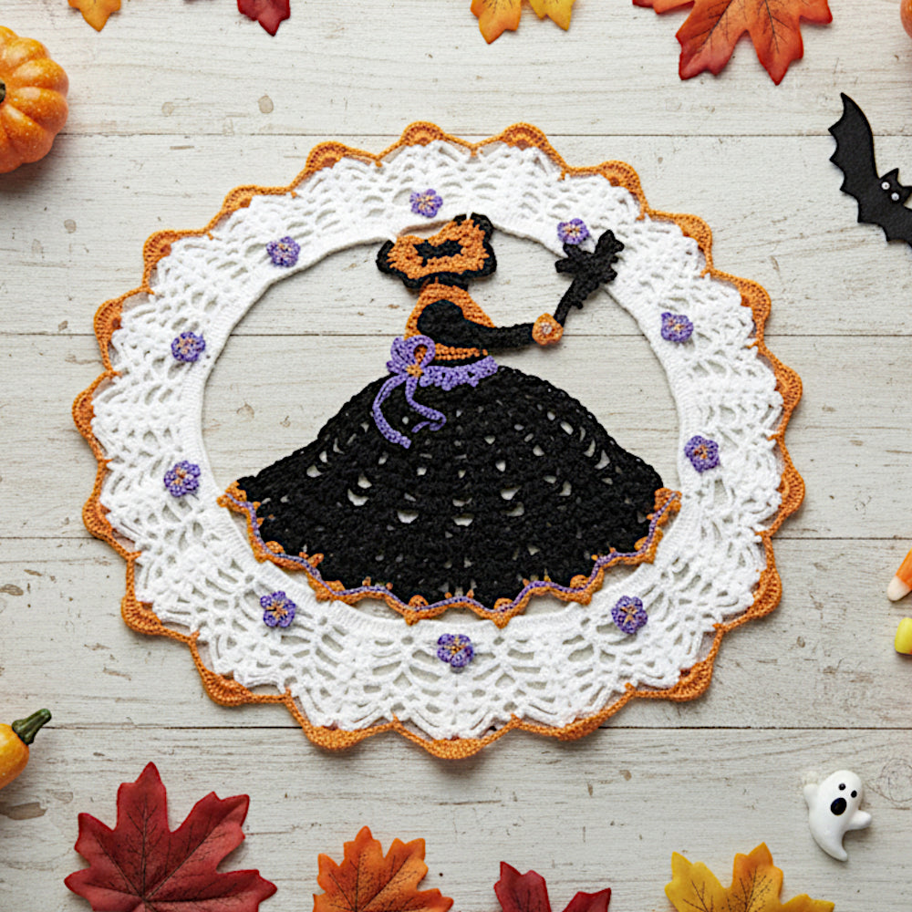 Centrino di Halloween bianco con strega nera ad uncinetto 29 cm