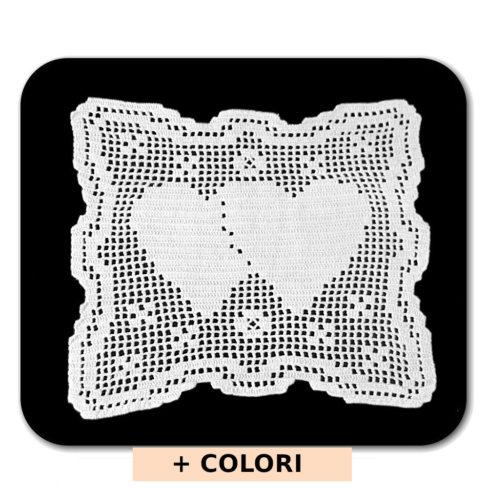 Centrino filet bianco con cuori ad uncinetto in cotone 27x23 cm