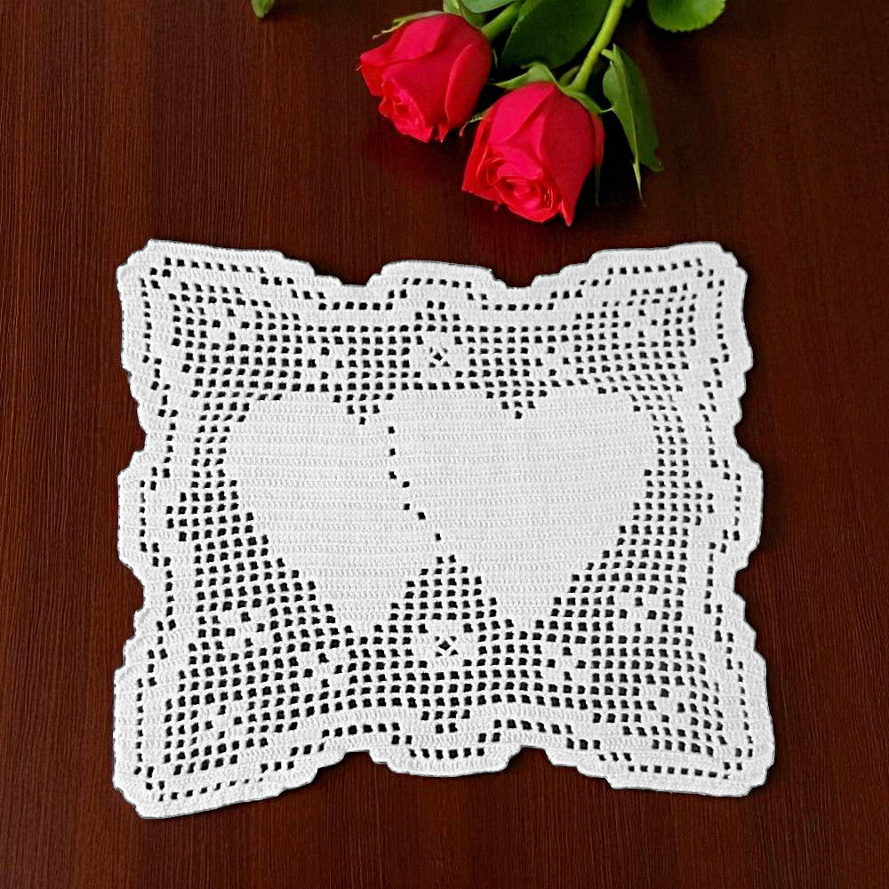 Centrino filet bianco con cuori ad uncinetto in cotone 27x23 cm
