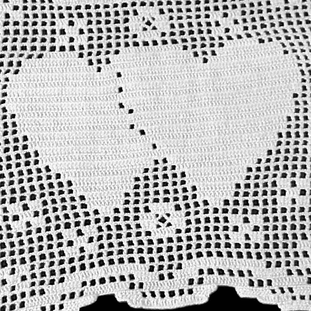 Centrino filet bianco con cuori ad uncinetto in cotone 27x23 cm