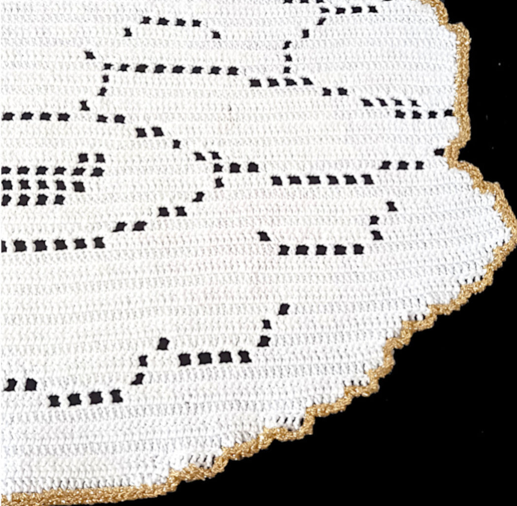 Centrino filet bianco e oro Babbo Natale ad uncinetto 30x30 cm