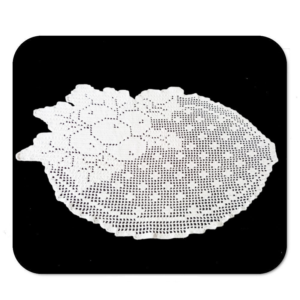 Centrino filet natalizio bianco con agrifoglio ad uncinetto 58x32 cm