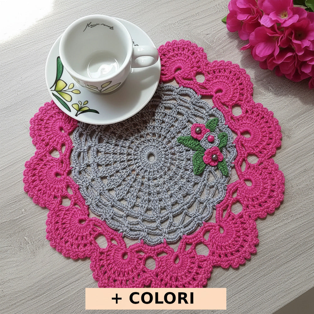 Centrino fucsia e grigio rotondo con fiori ad uncinetto 22 cm