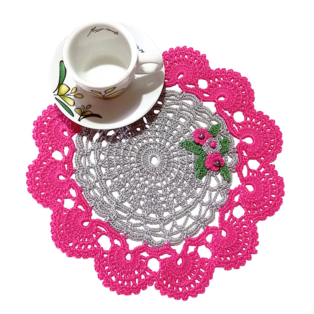 Centrino fucsia e grigio rotondo con fiori ad uncinetto 22 cm
