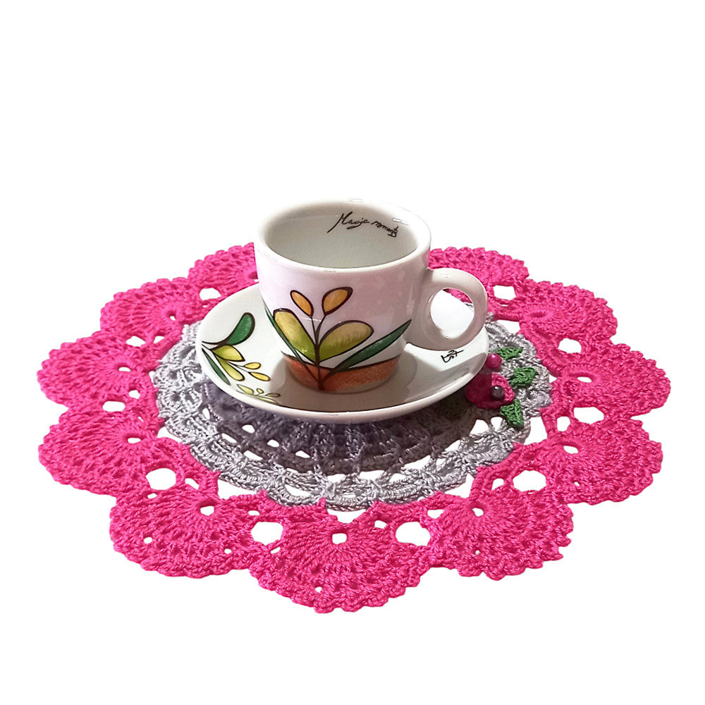 Centrino fucsia e grigio rotondo con fiori ad uncinetto 22 cm