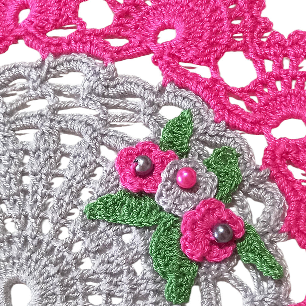 Centrino fucsia e grigio rotondo con fiori ad uncinetto 22 cm