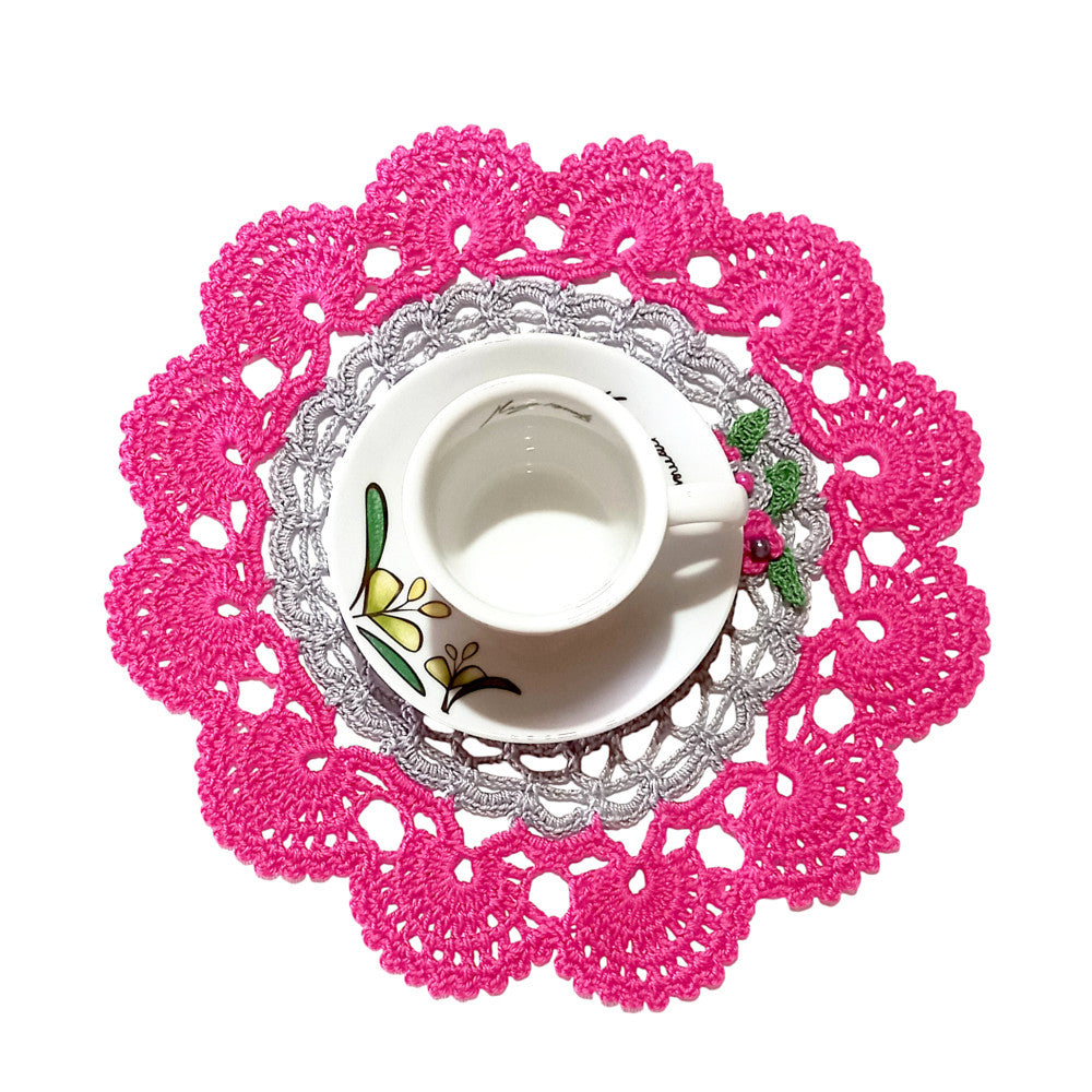 Centrino fucsia e grigio rotondo con fiori ad uncinetto 22 cm