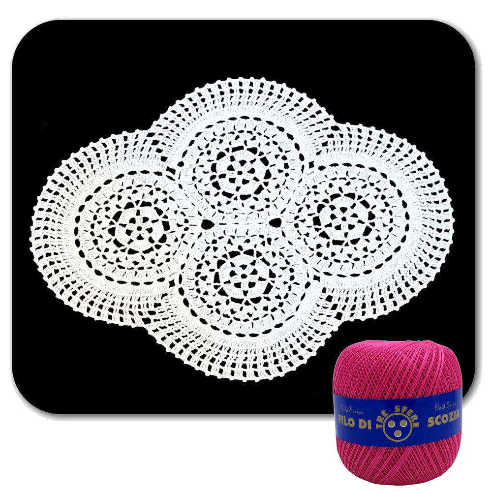 Centrino fucsia ovale ad uncinetto in cotone 48x37 cm