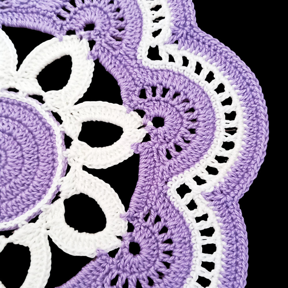 Centrino lilla e bianco rotondo ad uncinetto 22 cm