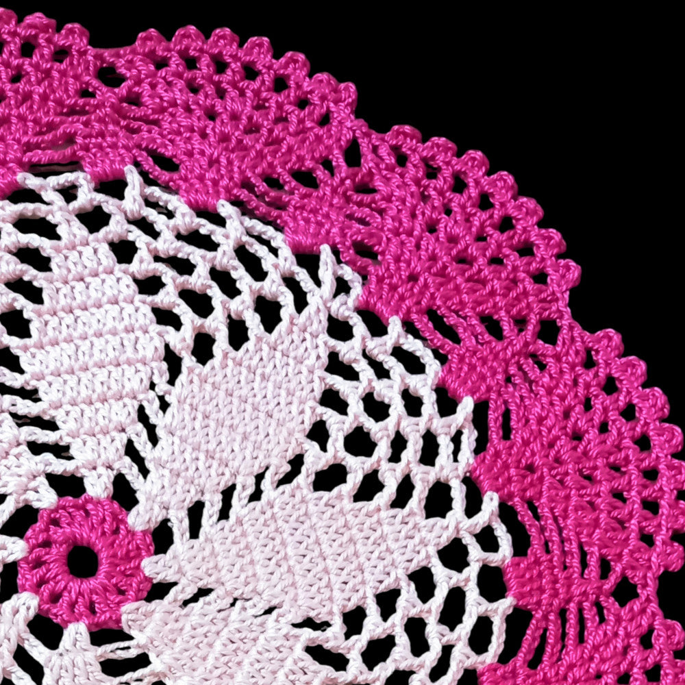 Centrino rosa chiaro e fucsia rotondo ad uncinetto 22 cm