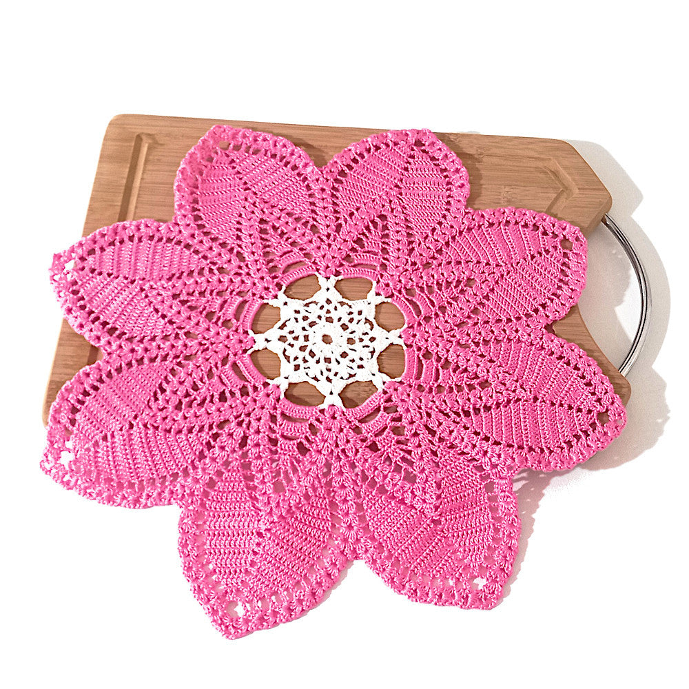 Centrino rosa scuro e bianco rotondo ad uncinetto 37 cm