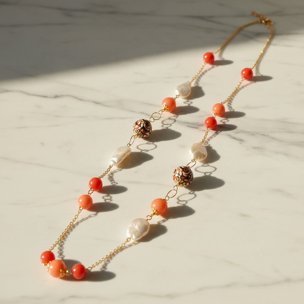 Collana Chanel 12 in agata rossa e perle in ceramica di Caltagirone